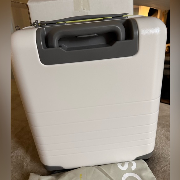 Monos x Drunk Elephant Suitcase with Wheels New - Picture 2 of 9